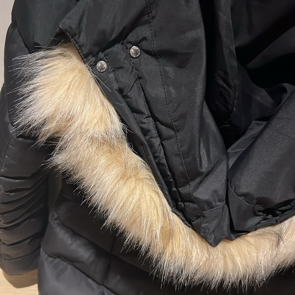 MAJOR PRICE DROP ❤️🔥 QUEENS QUILTED PUFFER W/FAUX FUR HOOD TRIM - Picture 3 of 8